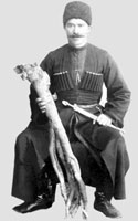 Нухай Джамбулатов из Эндирея демонстрирует корень марены